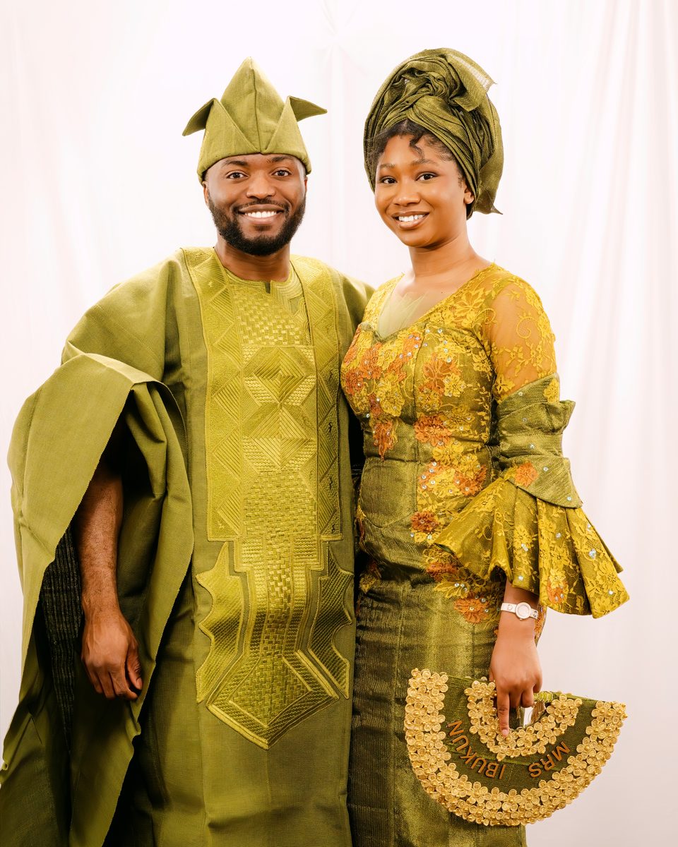 Bride and groom in olive aṣọ-òkè and gèlè
